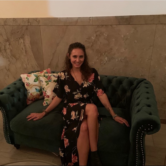 Meet Santana 🌸 Take a look into my closet! - Picture 2 of 10